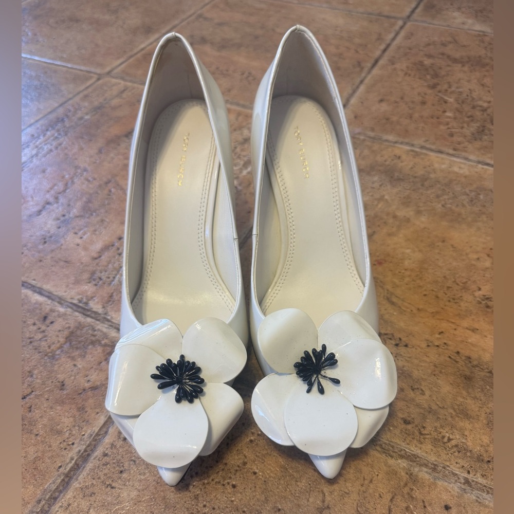 Tory Burch Women’s White Floral Pointed-Toe Pumps